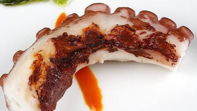 Pulpo a la brasa (mazapán de pimentón y ensalada cítrica)