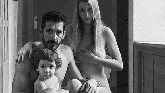 Un acuerdo frena el desahucio de una familia que se desnudó para luchar por su vivienda