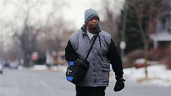 Camina 33 kilómetros todos los días para ir a trabajar