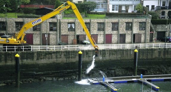 En «15 días» se completará el dragado del puerto deportivo de Llanes