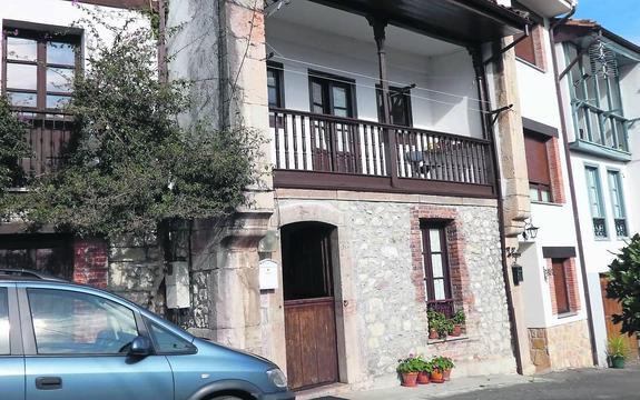 Paralizan el desahucio del matrimonio de Llanes que dejó de pagar un préstamo porque él enfermó de cáncer