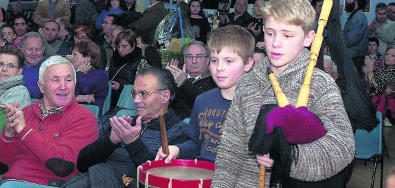 Los pequeños hacen grande la gaita y tambor