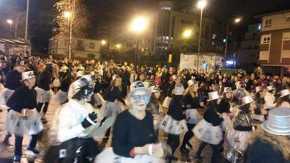 El Antroxu desafía a la lluvia