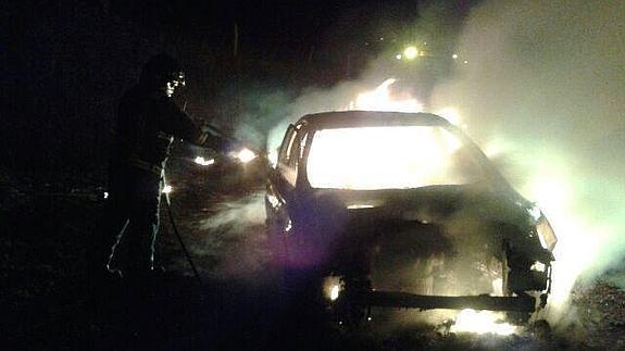 Un vehículo se incendia en plena circulación en Vegadeo