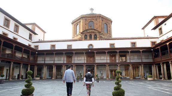 La empresa que explota el Hotel de la Reconquista y su director, condenados por acoso moral a una trabajadora