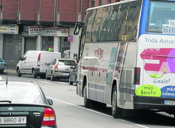 Quejas de los usuarios de Riaño por la escasez de plazas del autobús que va a Gijón