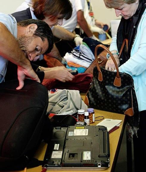 Móviles, cámaras, secadores... Todos los dispositivos eléctricos serán examinados en los aeropuertos