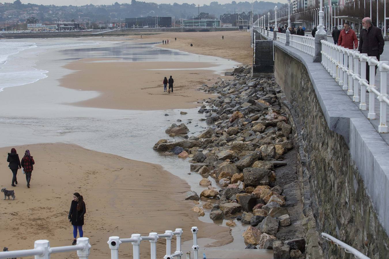 Cedex ve necesario una aportación de 100.000 metros cúbicos de arena a la playa de San Lorenzo