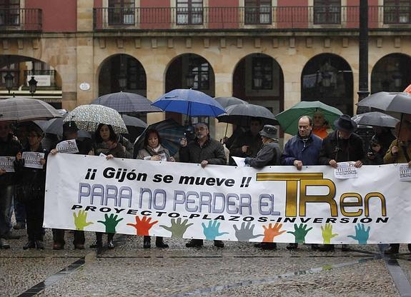 Los vecinos, «indignados» con la falta de propuestas de Fomento sobre el plan de vías