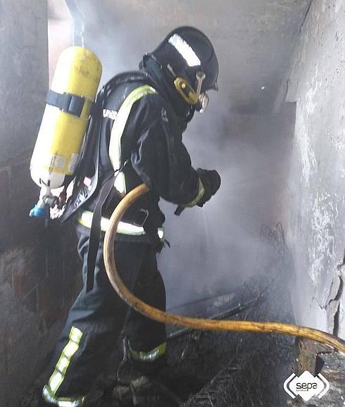 El fuego sorprende a los vecinos de un edificio en Vegadeo