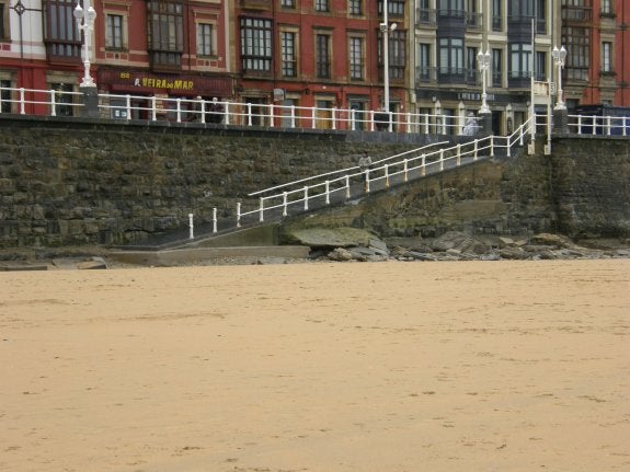 La playa de San Lorenzo necesita 100.000 metros cúbicos de arena, según Cedex