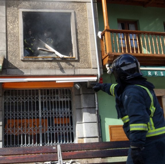 Un herido grave en un incendio en La Pola