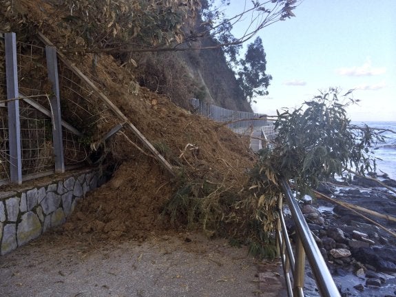 Un argayo corta el acceso a la Punta'l Pozu, en Ribadesella