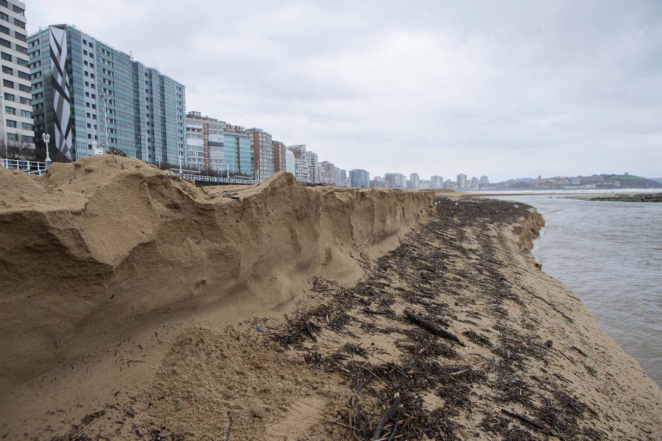 Moriyón recalca que la Universidad de Oviedo apuesta más por redistribuir la arena a la playa que por aportarla