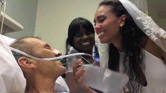 Enternecedor baile de una hija con su padre, enfermo terminal, el día de su boda