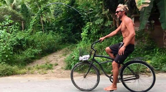 «Llevo un año y medio descalzo»