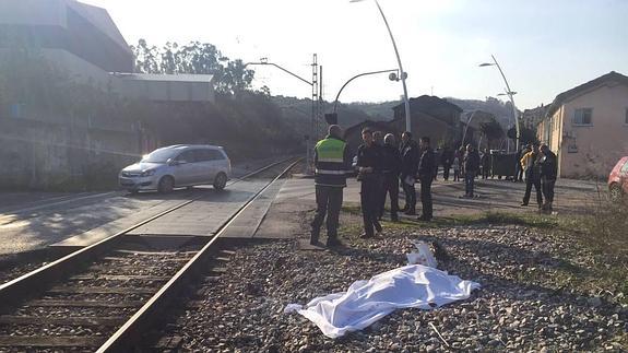 Fallece una anciana atropellada por un tren en el paso a nivel de Ciaño