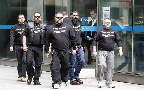 Cinco 'outlaws' aceptan dos años de prisión por pegar una paliza a un hombre en Oviedo