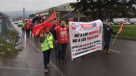 Los empleados de El Árbol marchan en defensa de sus trabajos