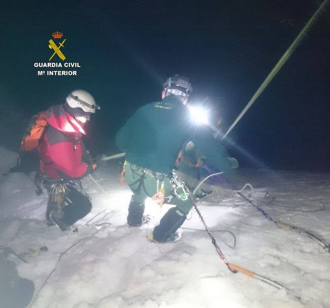 La Guardia Civil rescata a dos alpinistas en el macizo de Ubiña