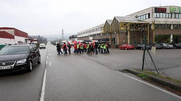 Los sindicatos firman el ERE de Dia, que contempla recolocar en Asturias a 20 empleados de Meres