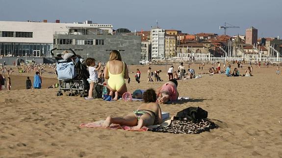 La playa de Poniente tendrá sillas anfibias, bastones neumáticos y audioguías para invidentes