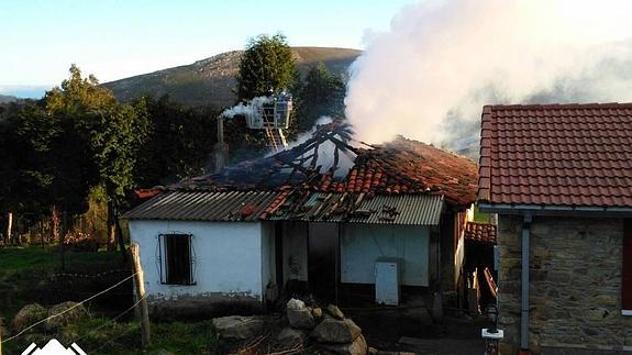 El fuego destroza una vivienda en Valdés