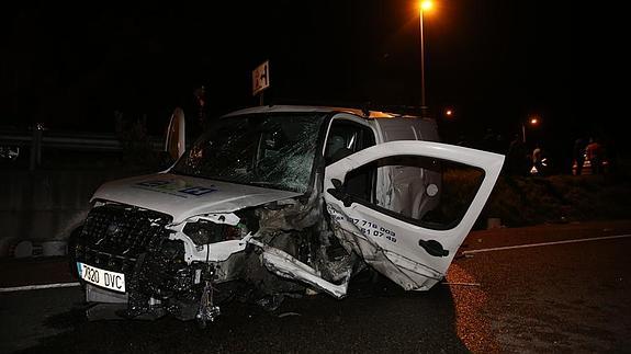 Dos heridos en el accidente provocado por una furgoneta que huía de la Policía en Ciaño