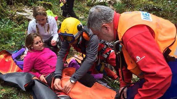 Tres mujeres heridas en sendos accidentes de montaña en Asturias