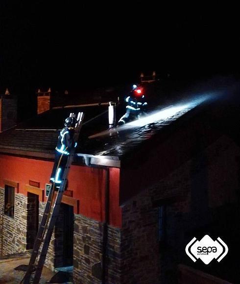El fuego destruye parte de un tejado de una vivienda en Vegadeo