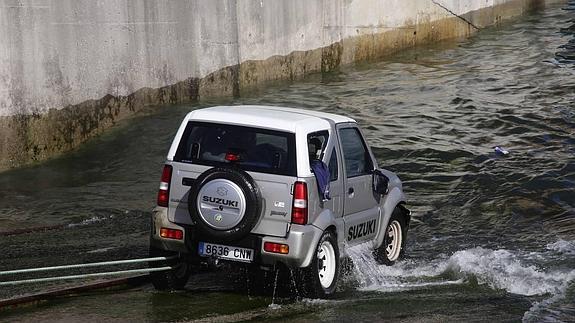 Cae un coche a la ría de Llanes cuando trataba de botar una lancha