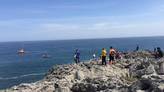 La Guardia Civil recupera el cadáver del pescador que cayó al mar en Gulpiyuri