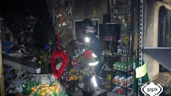 Un incendio daña una floristería en Langreo
