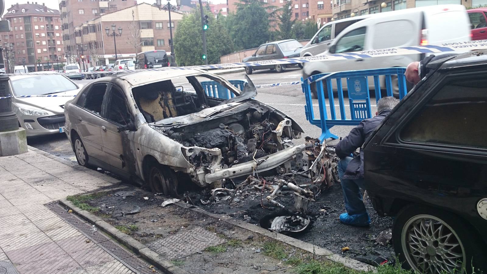 Arden tres vehículos en la Avenida del Mar de Oviedo