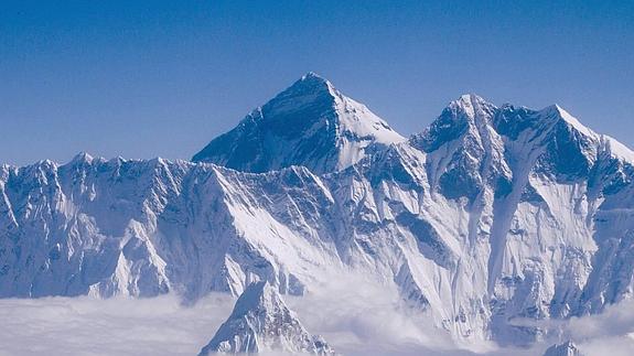 Al menos una decena de montañeros asturianos sufren el terremoto que sacudió a Nepal