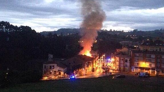 Carreño se vuelca con Laura, a la que el incendio de su bar en Perán «dejó sin nada»