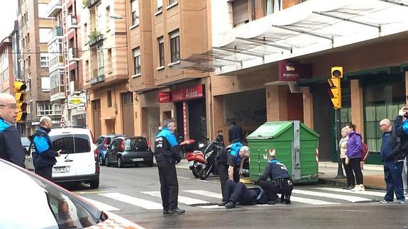 Aparatoso accidente de un motorista de la Policía Local en Gijón