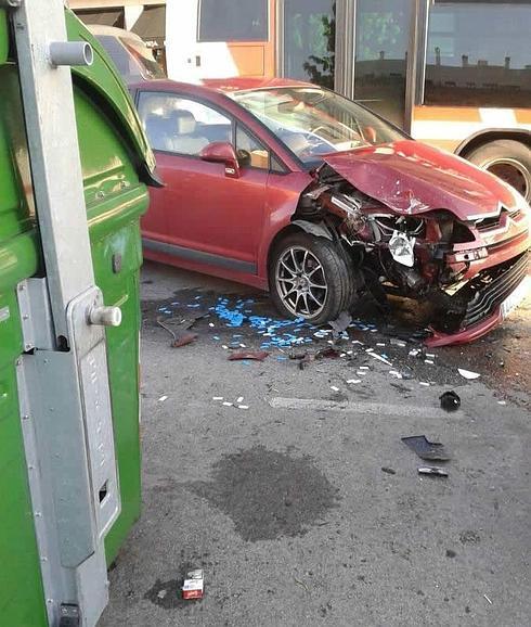 Accidente en Nuevo Roces entre dos coches y un autobús