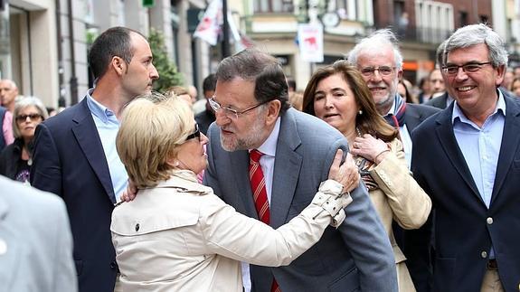 El presidente del Gobierno entre gritos y 'selfies' en su visita a Asturias