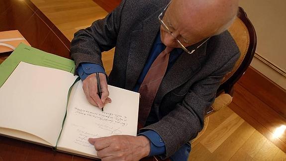 Emilio Lledó, una vida de libro