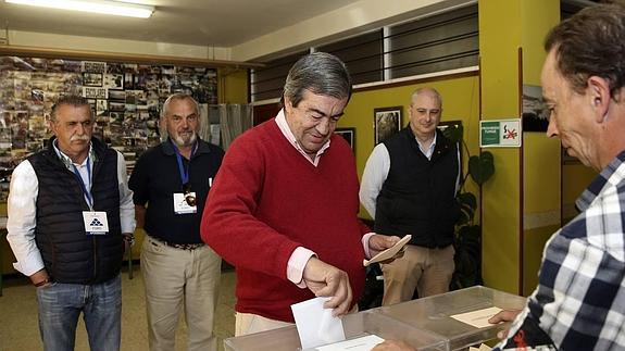 Cascos pide a los electores que acudan a votar y que lo hagan por Asturias