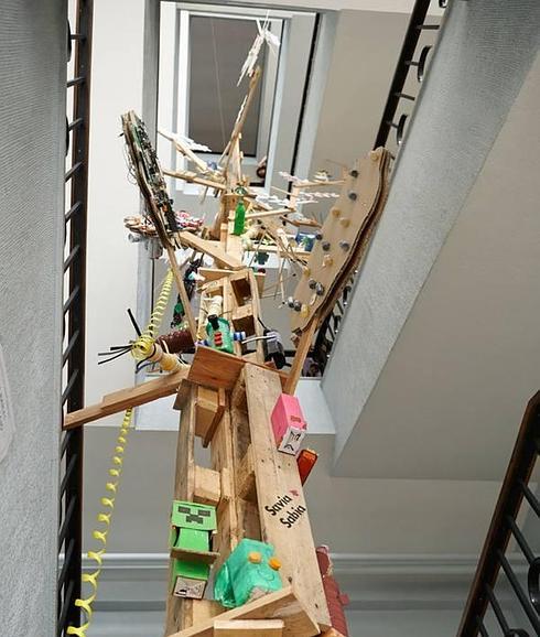 Cartón y plástico convertido en arte escolar