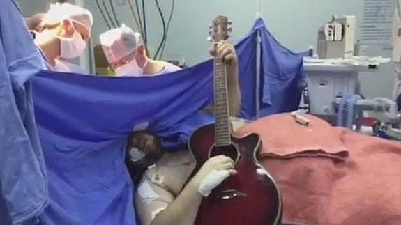 Toca la guitarra mientras le extirpan un tumor cerebral