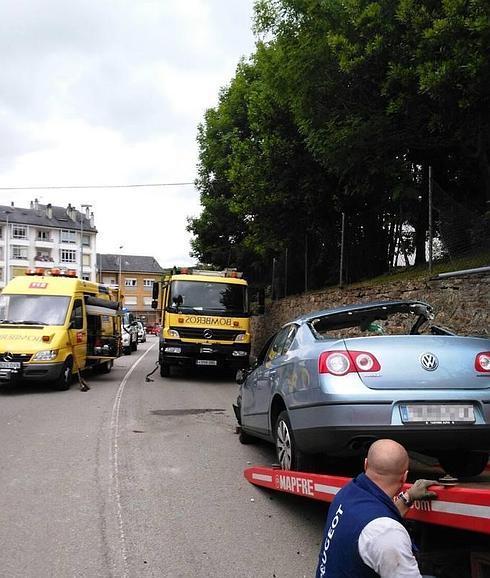 Herida tras volcar su coche cerca de un colegio de Vegadeo