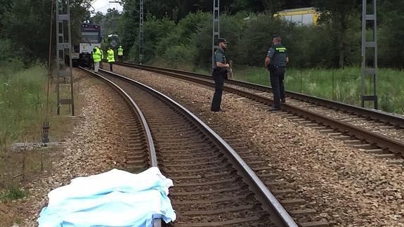 Un joven muere al tirarse a las vías del tren en Meres tras apuñalar a su padre