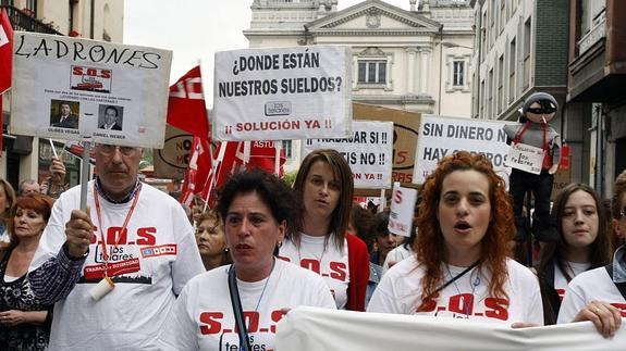 Los trabajadores de Los Telares reclaman en Mieres el pago de los salarios atrasados