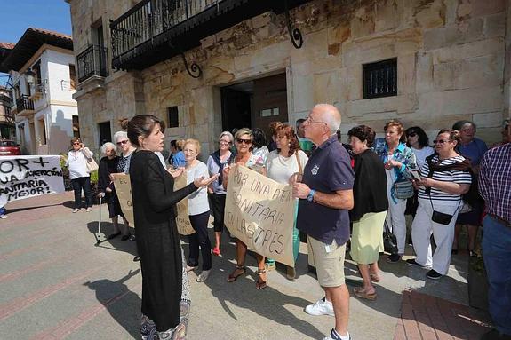 Los vecinos de Lastres se manifiestan por la situación del ambulatorio