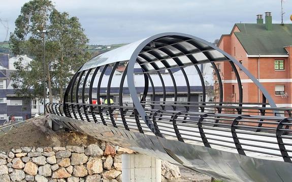 El PP aprobó sobrecostes en la pasarela de Los Prados 15 meses después del final de las obras