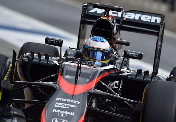 El McLaren de Alonso no acaba de arrancar