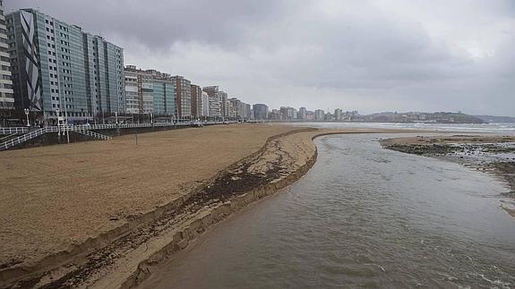 El informe destaca el incumplimiento de actuaciones medioambientales como la regeneración de arena en San Lorenzo